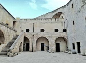 Castello Aragonese · Cortile